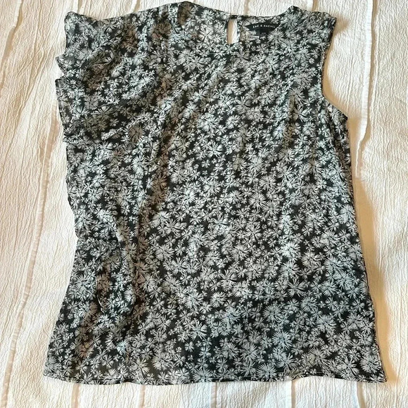 Zac & Rachel - asymmetrical floral sleeveless blouse. Size M - Picture 1 of 6